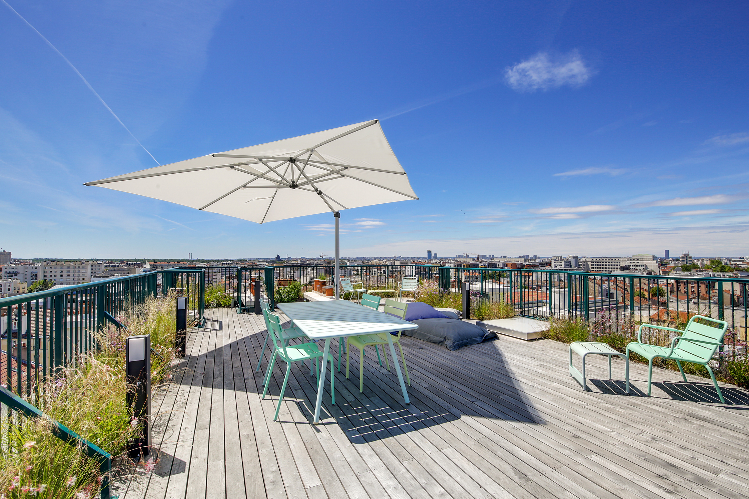 Création et aménagement d'un rooftop accessible de 150 m² Architecte terrasse paris 1