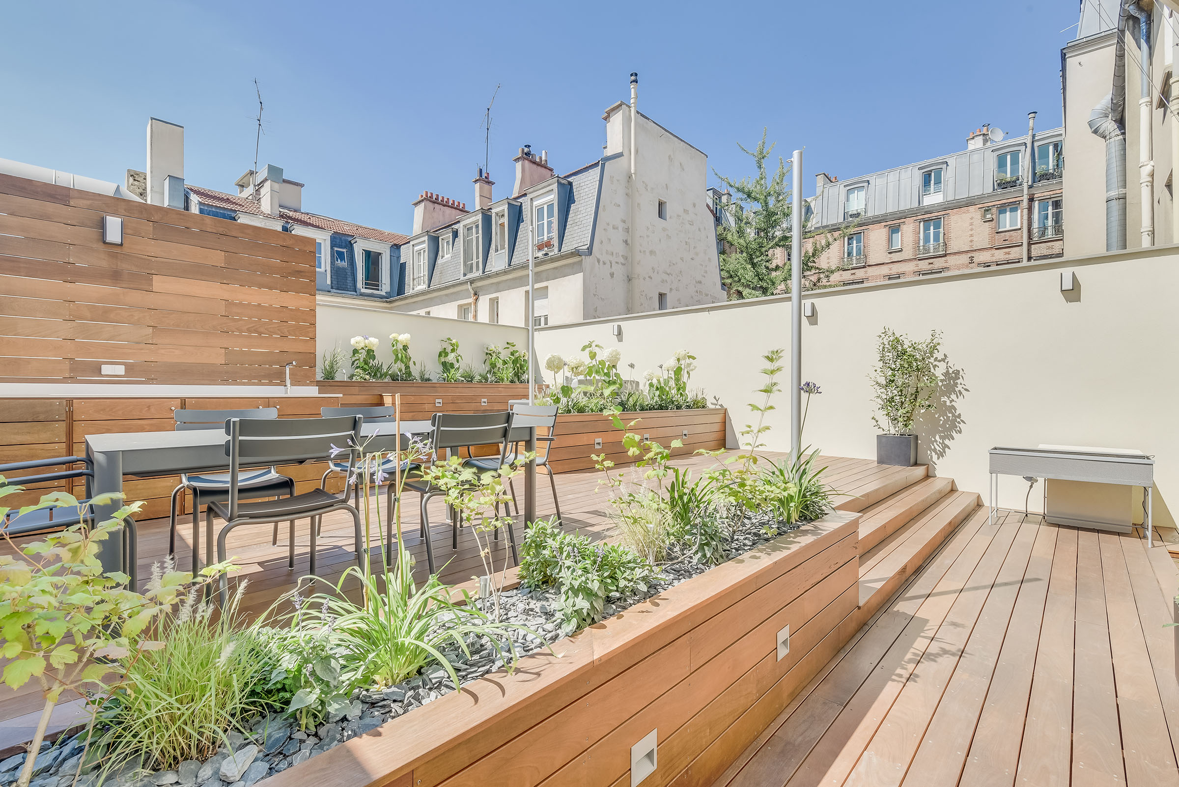 Création d'une terrasse sur le toit d'un immeuble parisien Toit terrasse paysager architecte 3